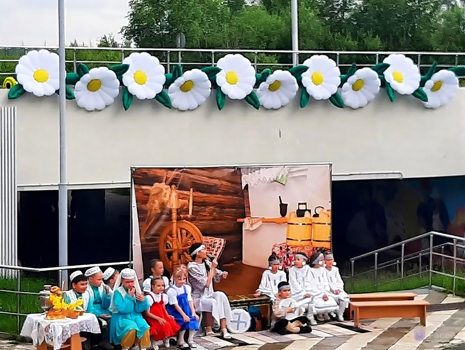 Надувная гирлянда из ромашек на городском празднике